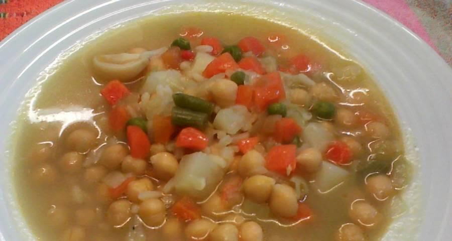 Caldo de pollo con garbanzos de 329 Kcal