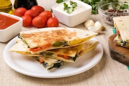 Quesadilla de pimientos de 304.3 Kcal