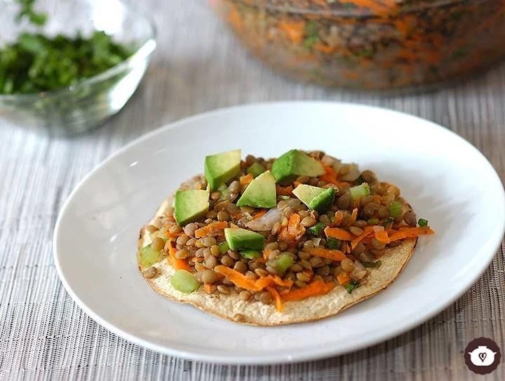 Tostadas de lentejas con aguacate de 242 Kcal