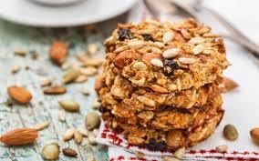 Galletas de avena acompañadas de fruta