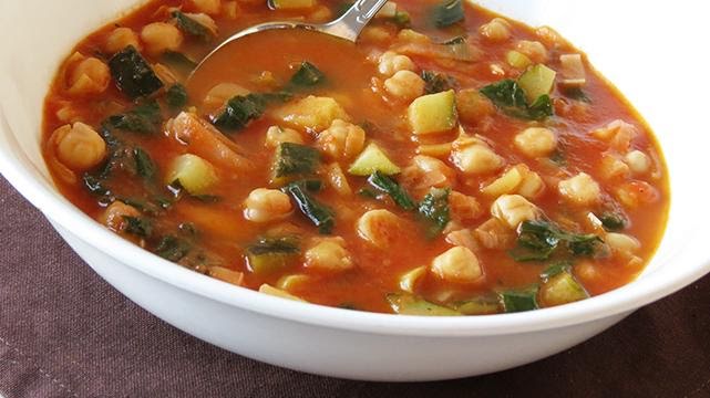 Sopa de tomate con garbanzos de 306 Kcal