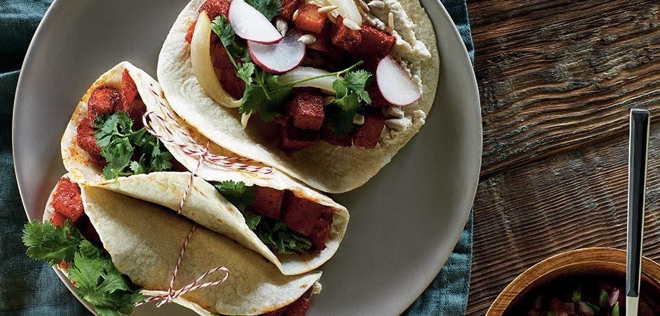 Tacos de frijol con papa adobada de 304.2 Kcal