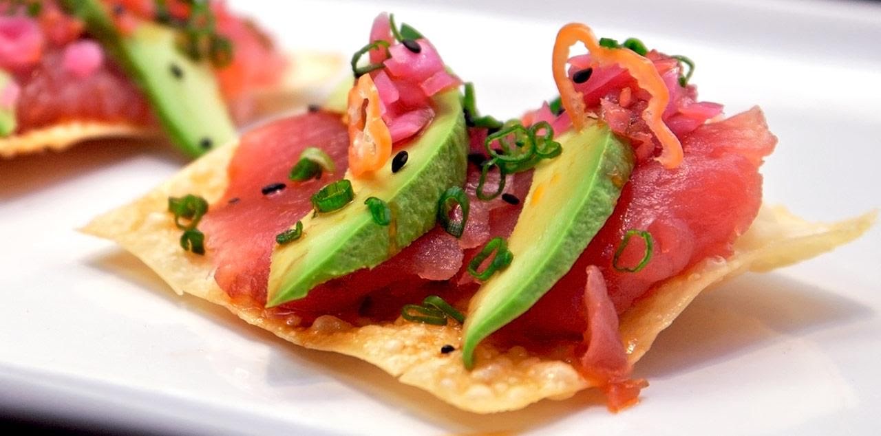 Tostada de atún fresco y aguacate