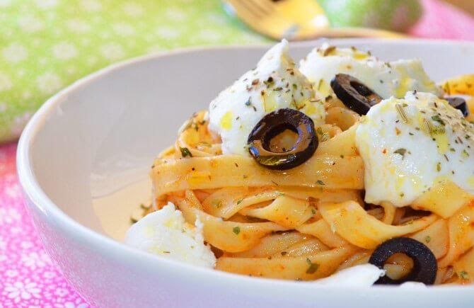 Pasta con mozzarella y aceitunas de 208 Kcal