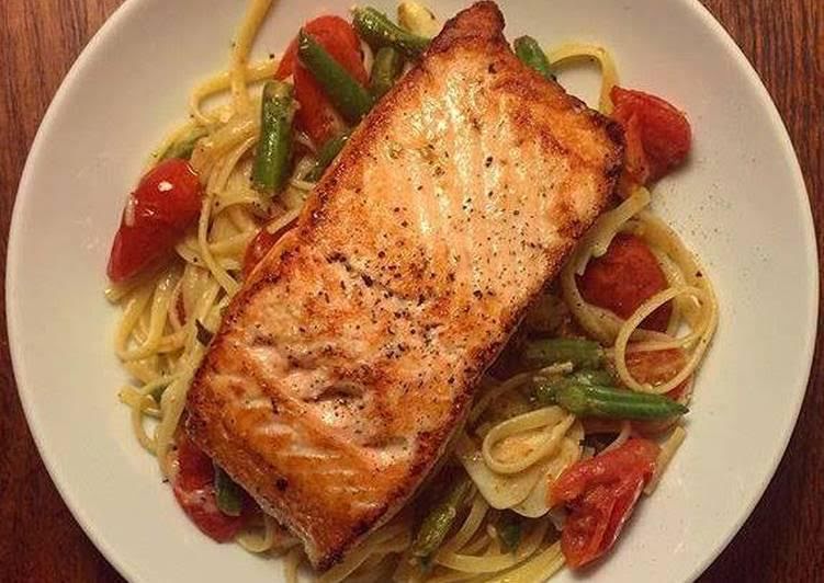 Salmón con pasta mediterranea de 195.2 Kcal