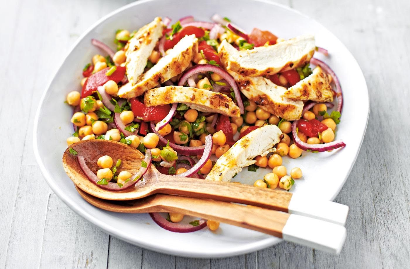 Ensalada de garbanzo y pollo de 268.2 Kcal