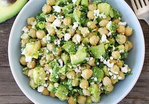 Ensalada de aguacate, garbanzo y requesón de 383 Kcal