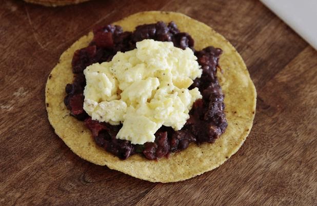 Tostada de requesón y frijol de 263 Kcal