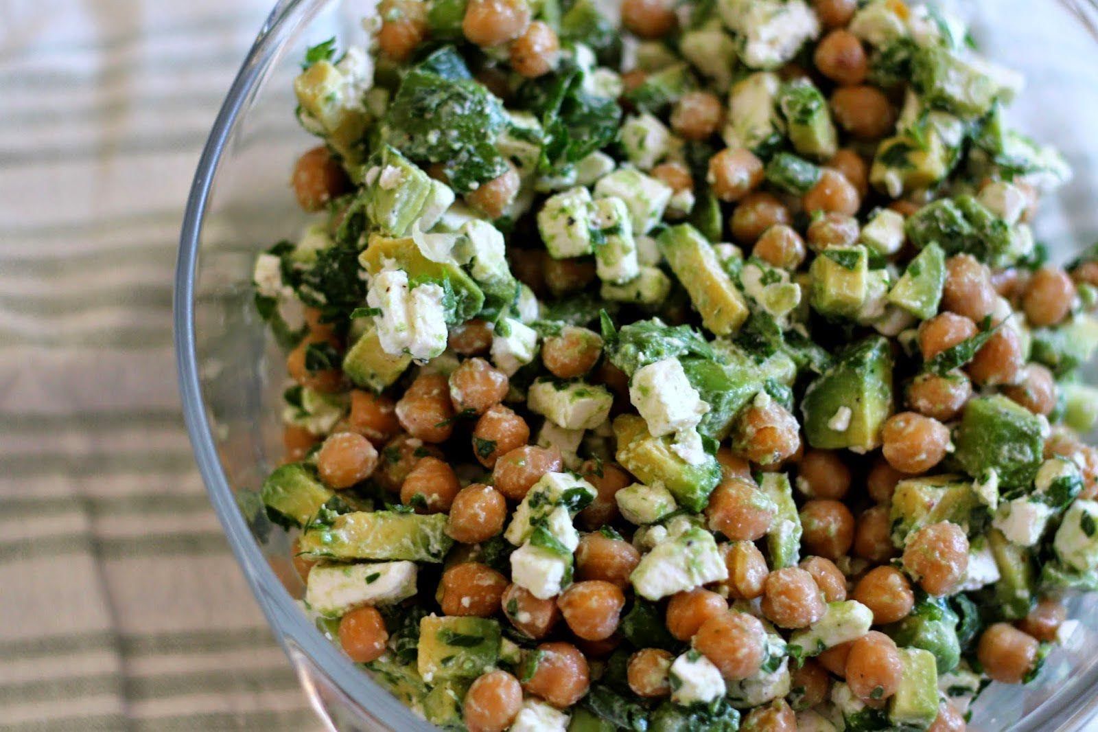 Ensalada de requesón, garbanzo y aguacate