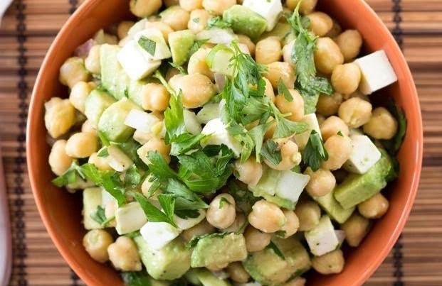 Ensalada de panela, garbanzo y aguacate de 309 Kcal