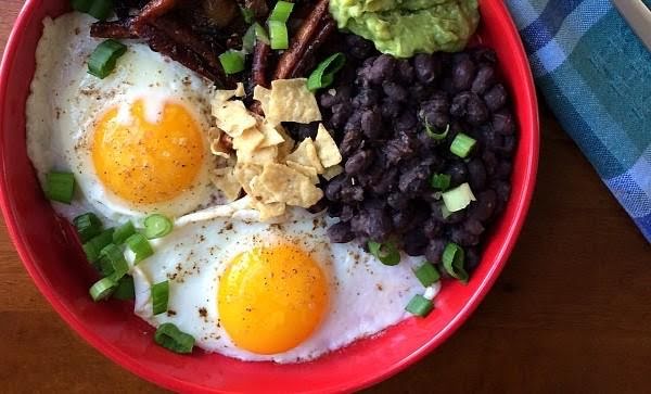 Huevos con frijol y guacamole