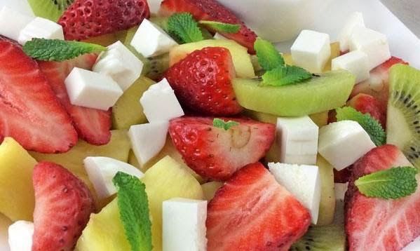 Ensalada de frutas y queso fresco de 286 Kcal