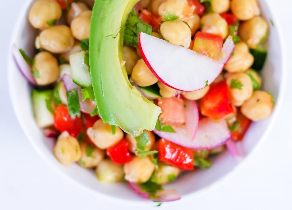 Ceviche de garbanzo en tostada de jícama de 231 Kcal