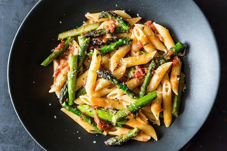 Pasta con espárragos y jitomate