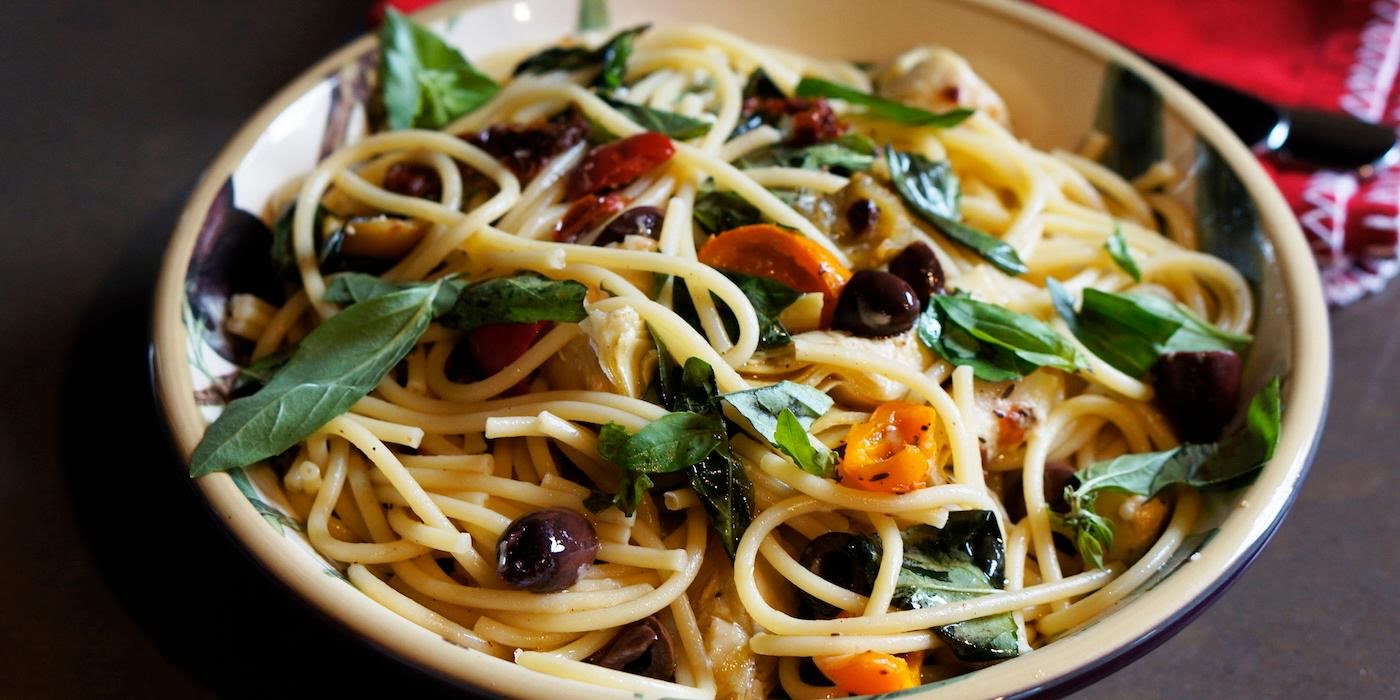 Pasta de aceituna, jitomate y albahaca de 164.2 Kcal