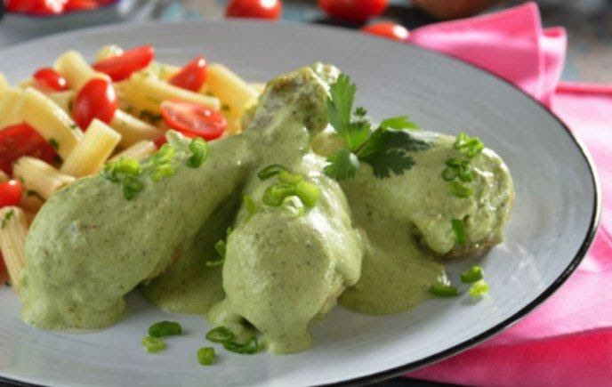 Pollo en salsa de chile poblano de 184 Kcal - Receta fácil en la app Avena