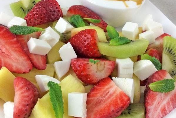 Ensalada de panela y fruta con almendra de 283 Kcal