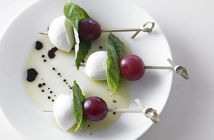 Brochetas de mozarella y uva de 210.2 Kcal