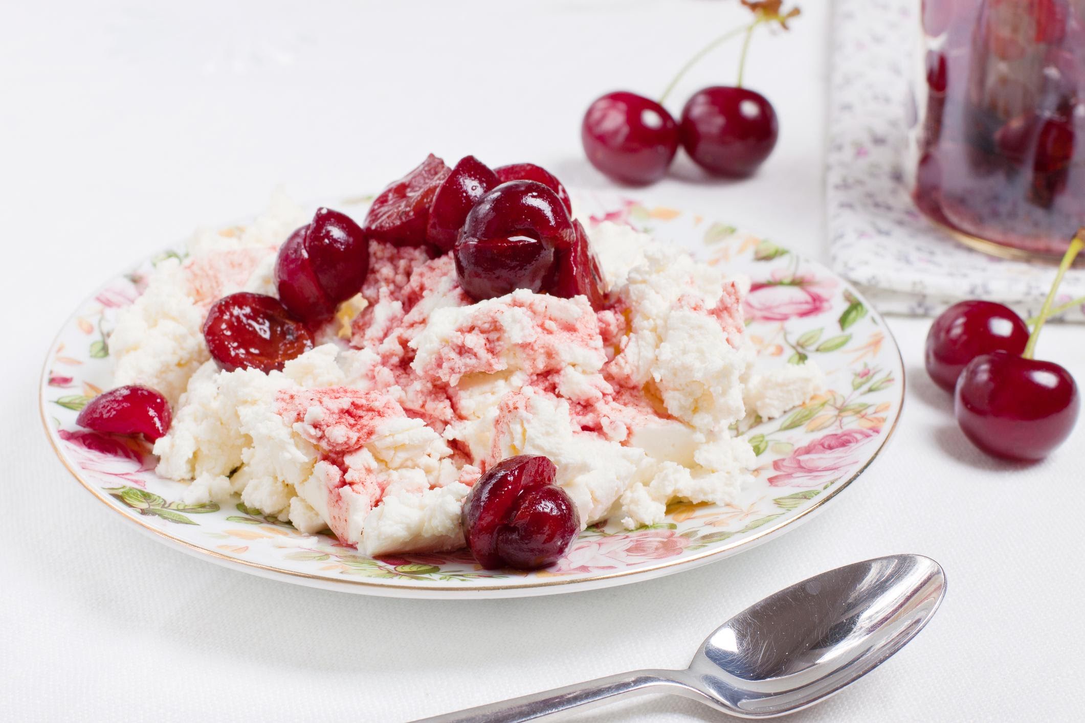 Queso cottage con cerezas y almendras de 171 Kcal