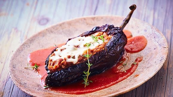 Chile ancho relleno de frijol y queso