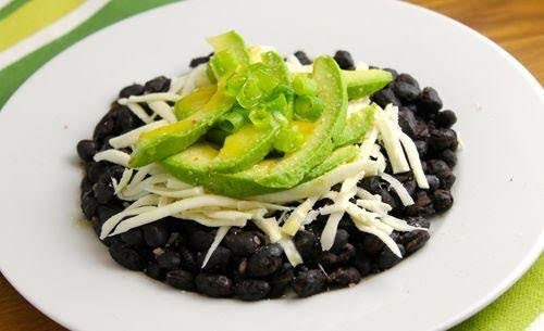 Frijoles con manchego y aguacate de 337.1 Kcal