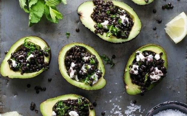 Aguacate relleno de ricotta y lenteja