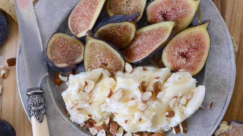 Ricotta con higos y almendras de 226 Kcal