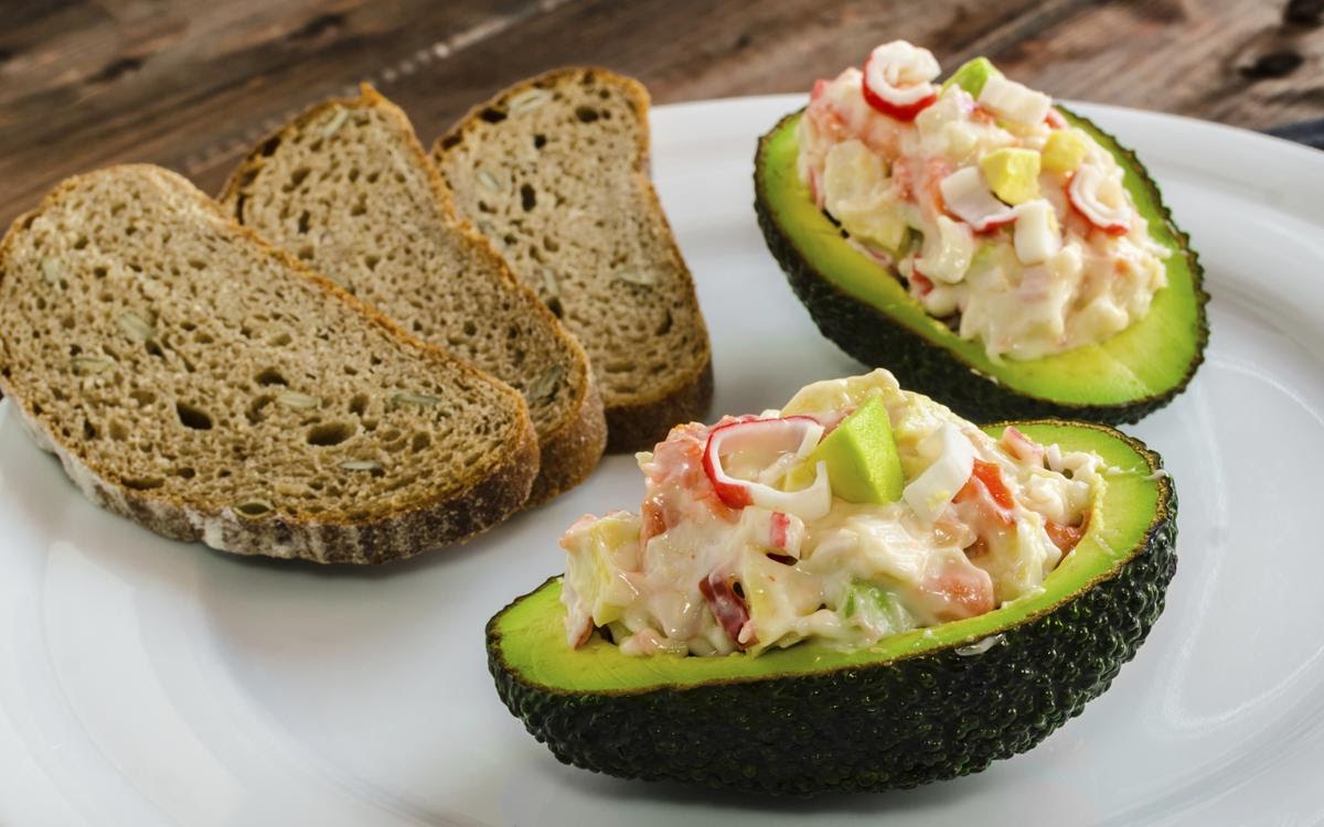 Aguacate relleno de surimi de 207 Kcal