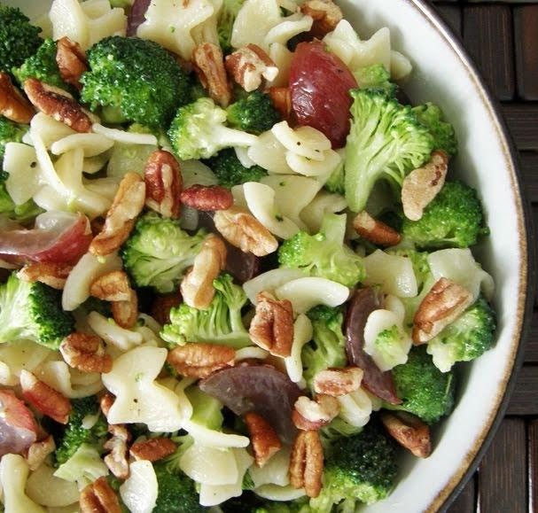 Ensalada de pasta con brócoli, uvas y nuez de 218 Kcal