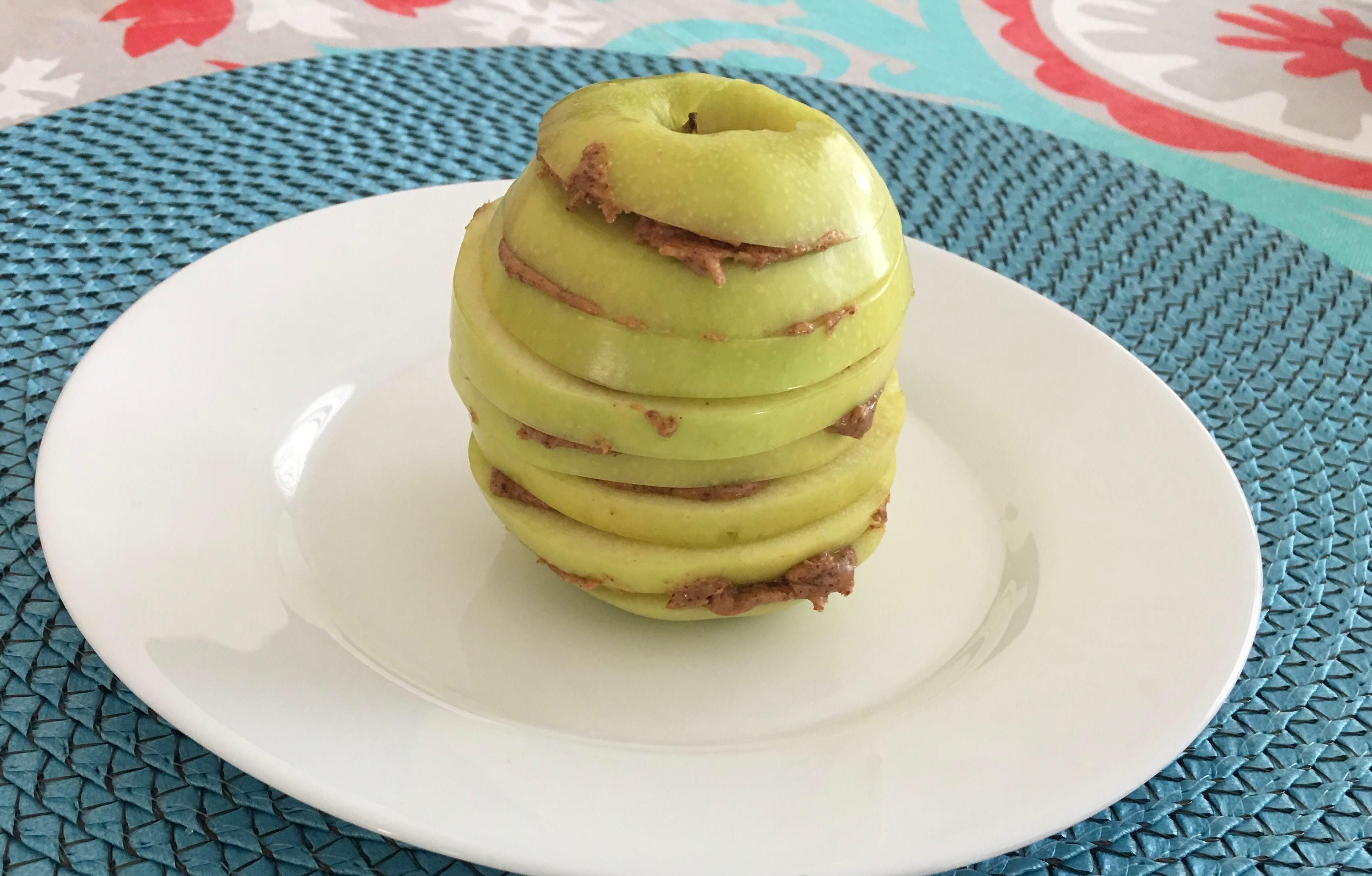 Manzana con crema de almendras de 147.1 Kcal