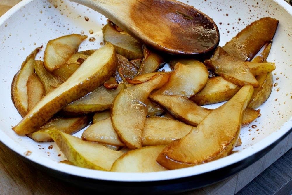 Pera con almendra fileteada y canela de 119 Kcal