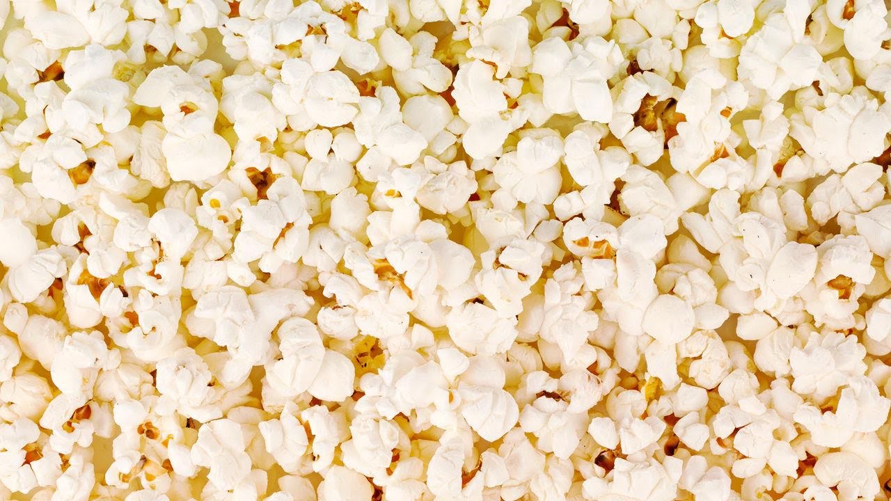 Palomitas naturales acompañadas de fruta de 117 Kcal