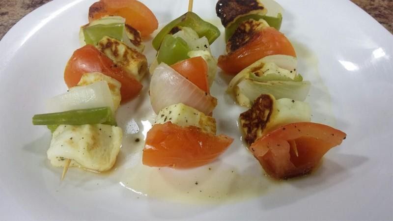 Brochetas de panela asada con verdura de 211.2 Kcal