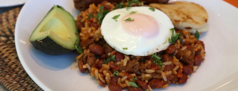 Huevo estrellado con frijoles y arroz de 294.2 Kcal