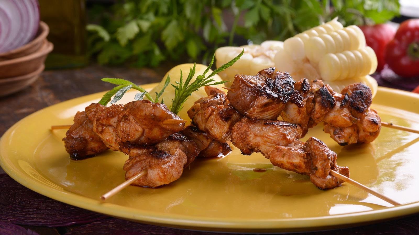 Anticuchos de pollo con choclo de 181.2 Kcal