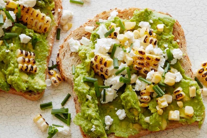 Toast de aguacate con elote de 242 Kcal