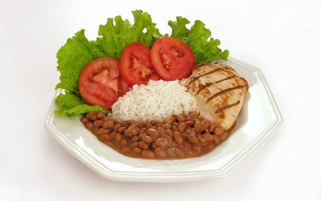 Pollo con arroz, frijoles y ensalada