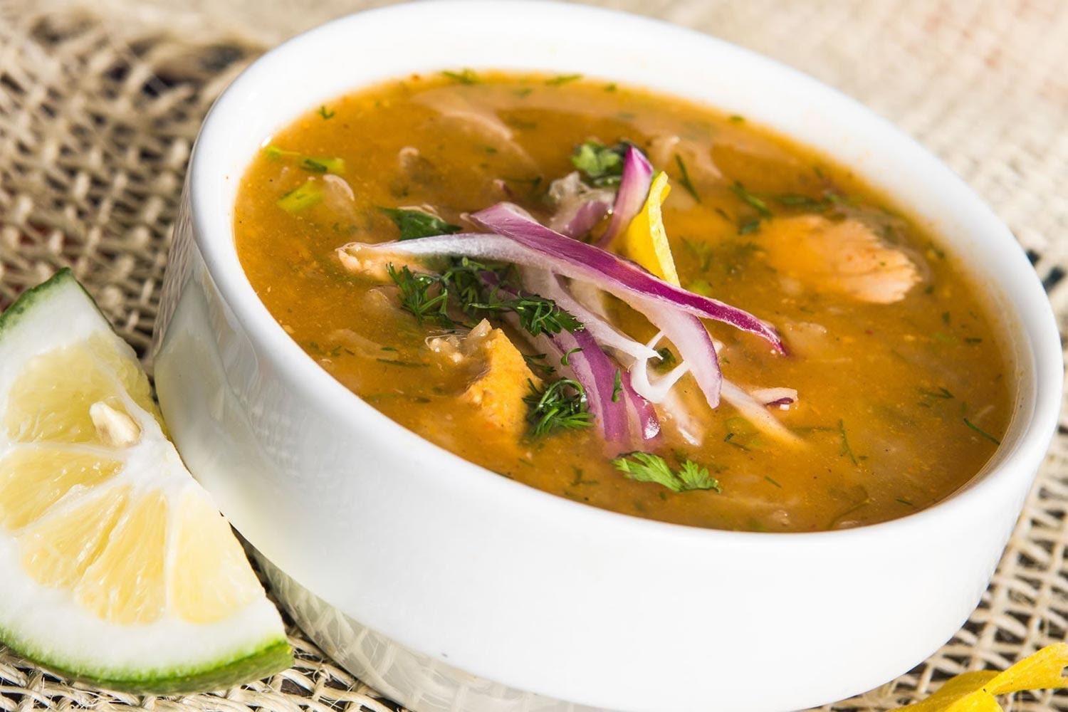 Sopa de pescado, cebolla y papas