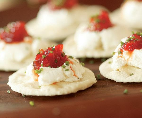 Galletas de agua con queso crema y fruta de 168 Kcal