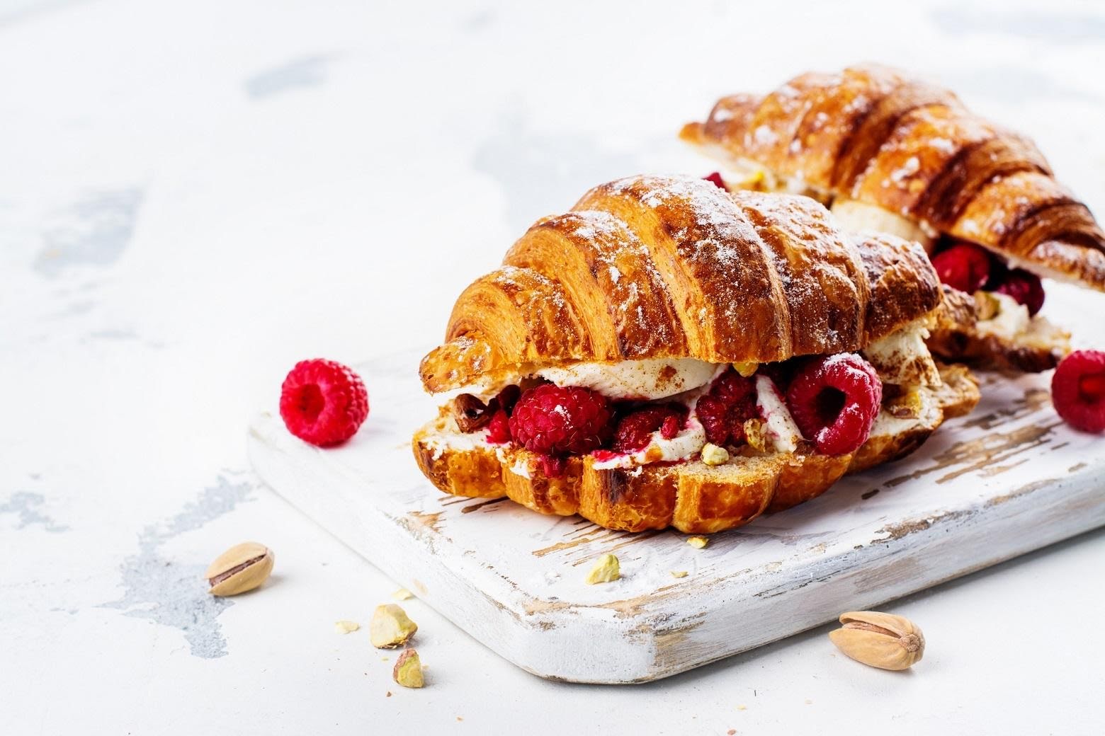 Croissant con queso crema y frambuesas