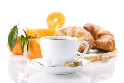 Croissant con naranja y café americano