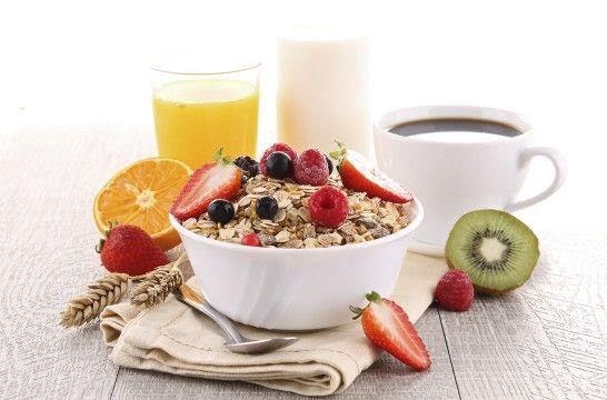 Avena con fruta y café americano