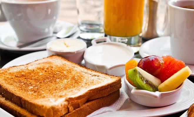 Pan tostado con mantequilla y fruta de 166 Kcal