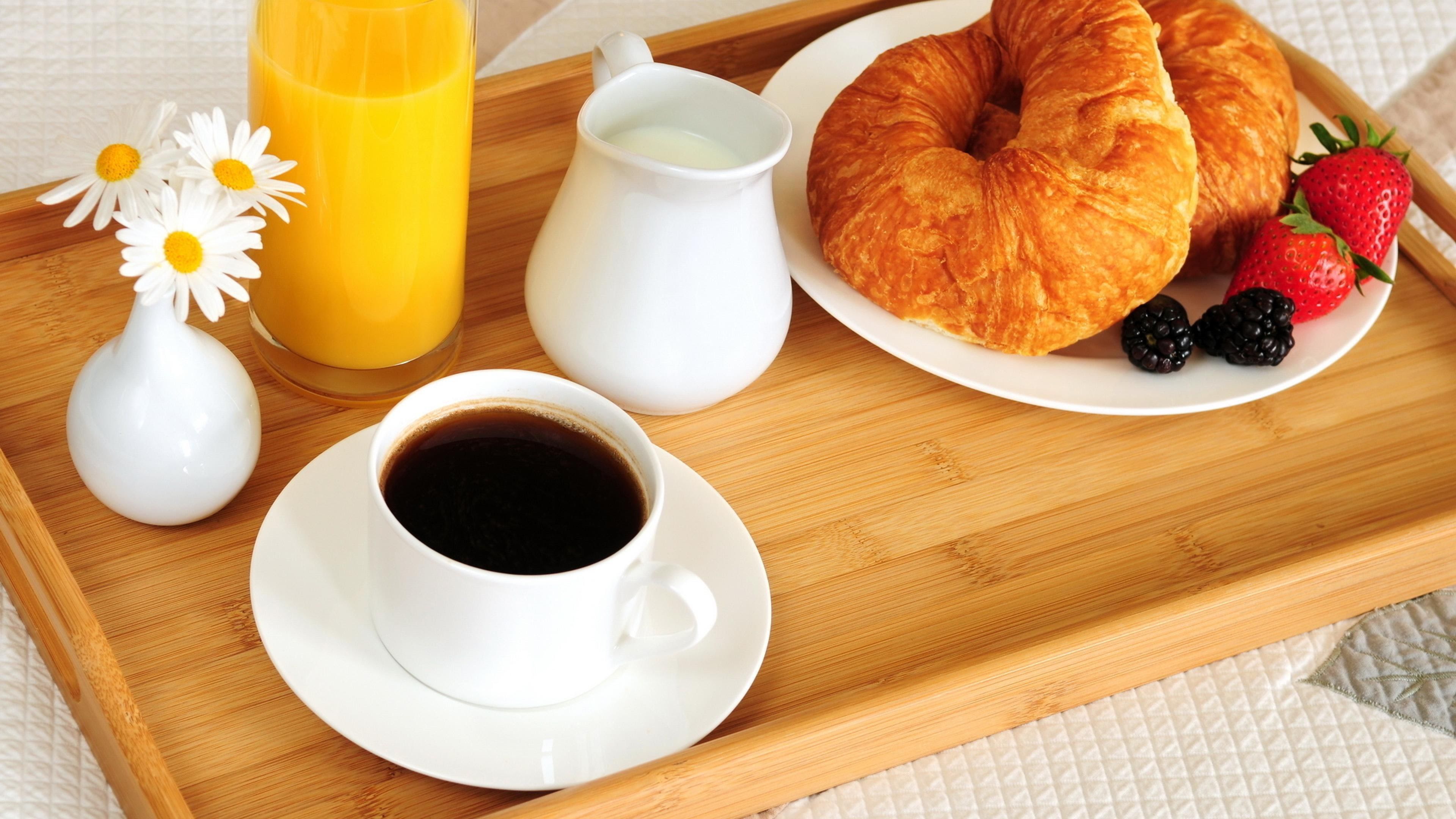 Croissant con café, fruta y yogurt