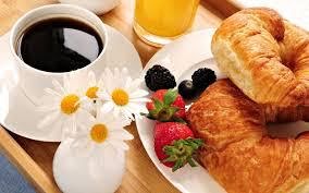 Croissant con café, fruta y leche