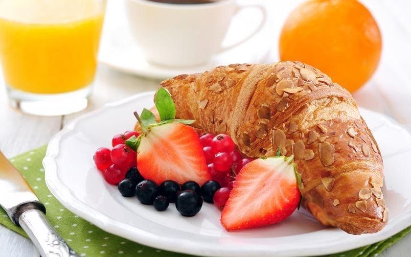 Croissant con naranja, café y leche