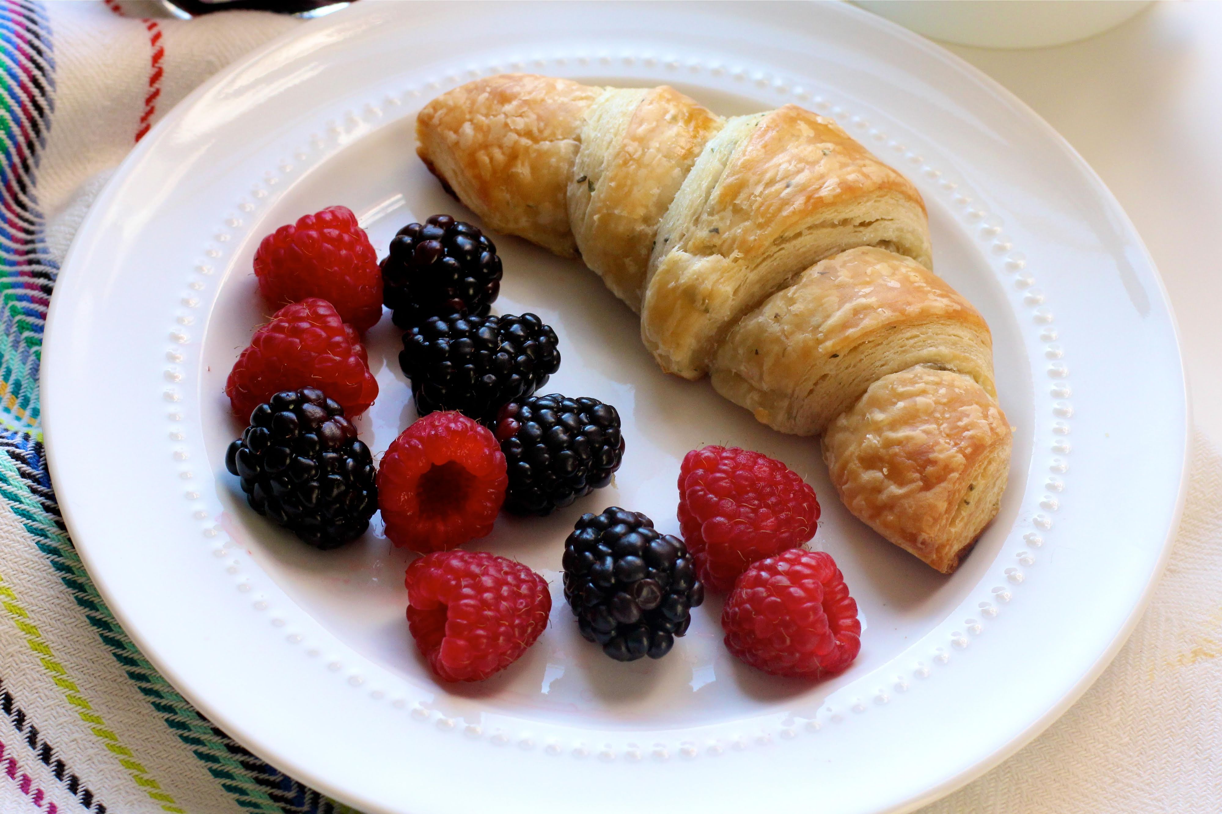 Croissant con frutos rojos y leche de almendras