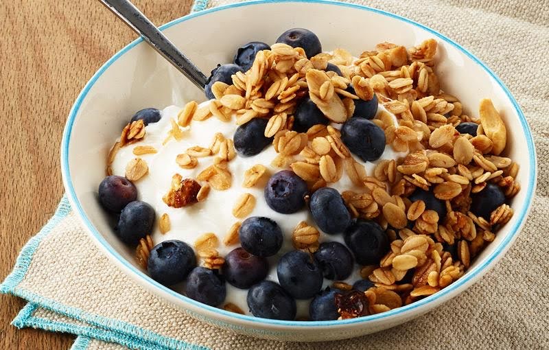 Yogurt con moras y granola