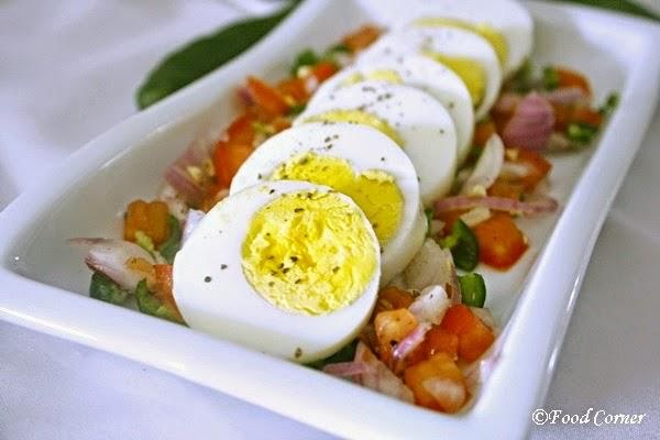 Huevos cocidos con salsa bandera y aguacate de 223 Kcal