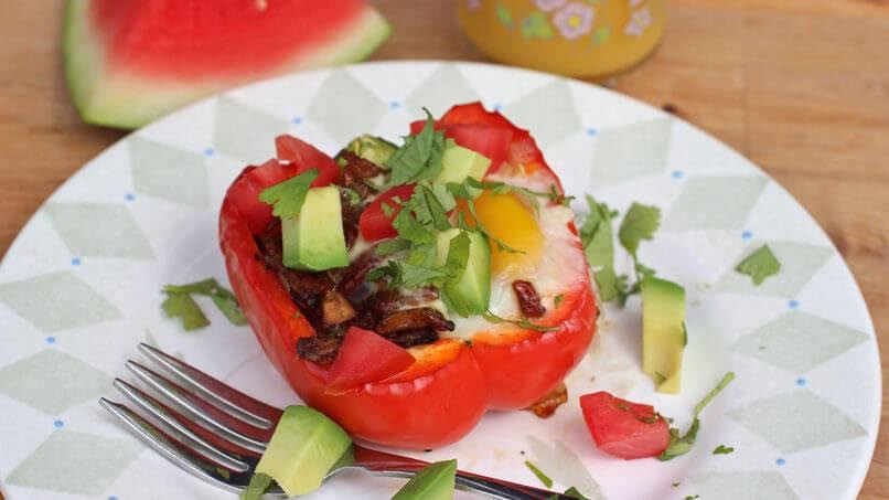 Pimiento con huevo, cebolla y aguacate de 262.2 Kcal